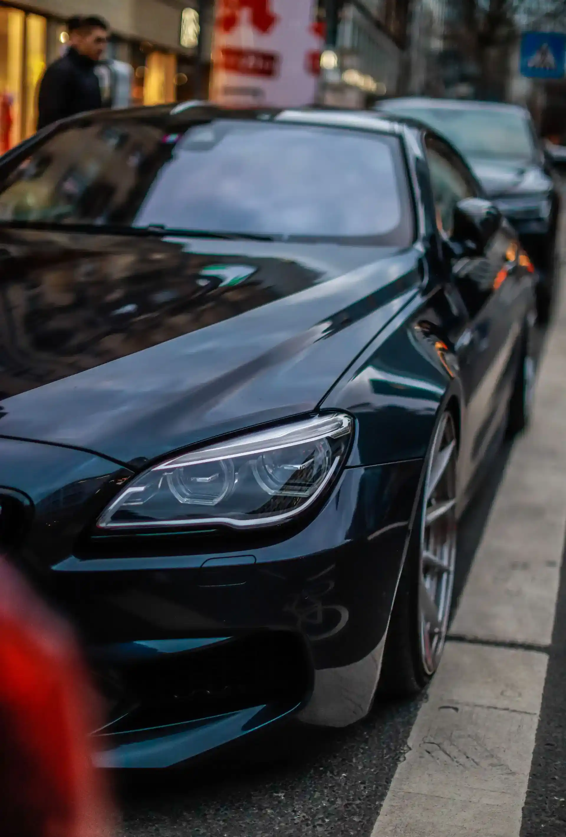 Premiumfahrzeug vor modernem Business-Gebäude