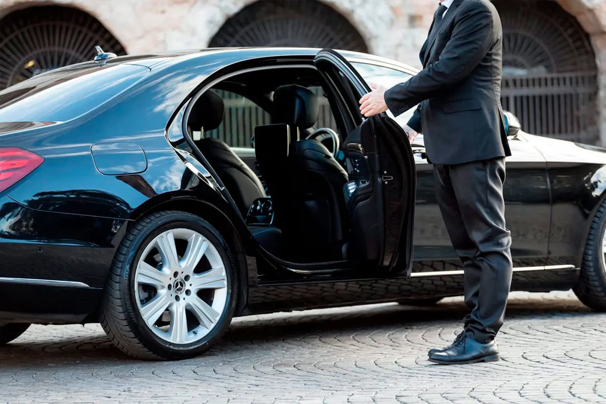 Flughafentransfer mit Premium-Limousine