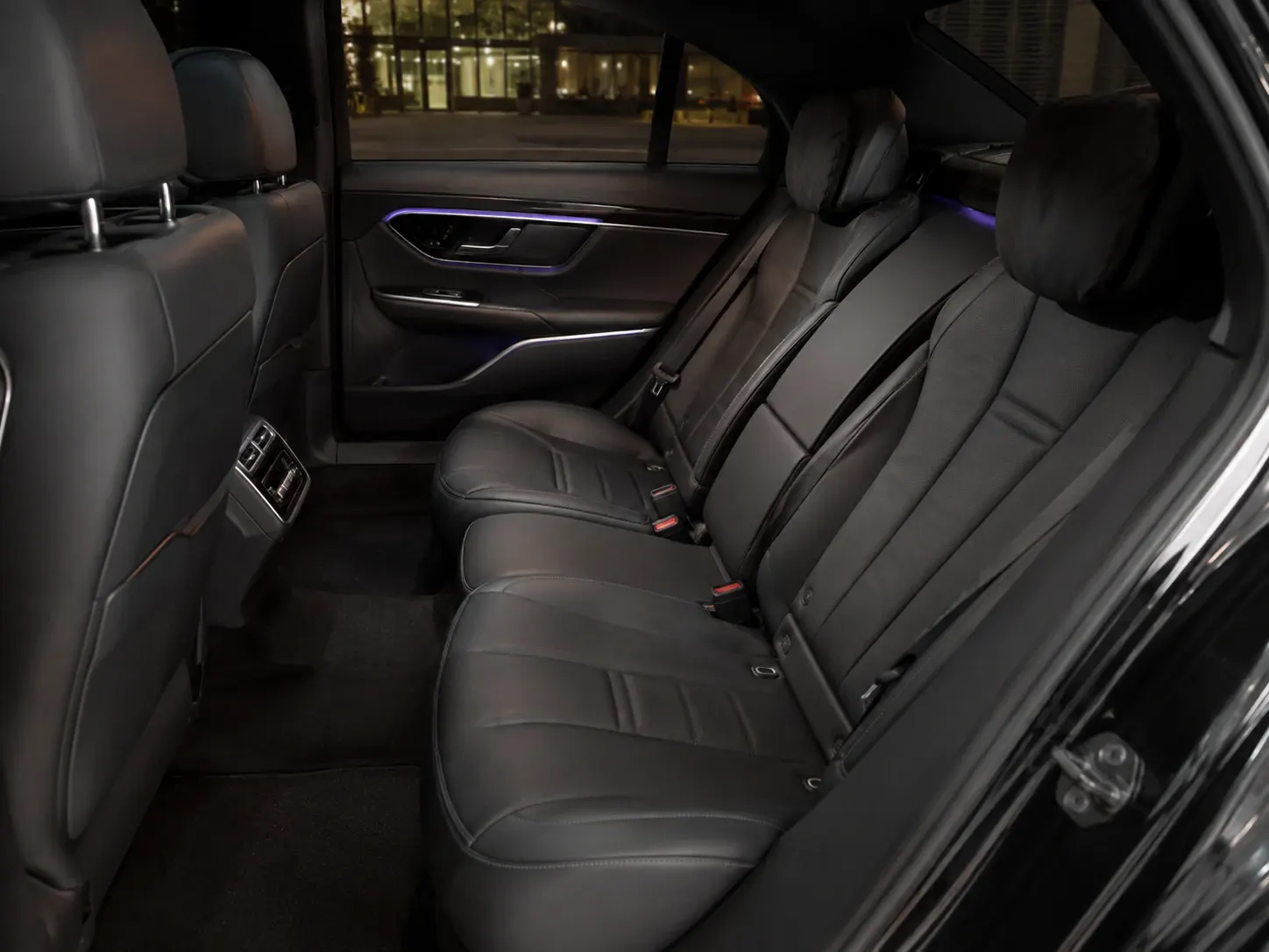 Ruhiger Innenraum einer Premium-Limousine